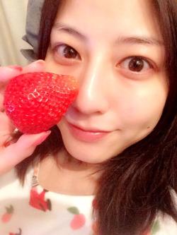 arafuno:  イチゴ大好き♡ このイチゴ大きい！   