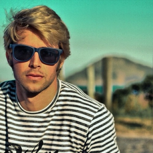 minidod1012:  *BERNARDO V. blond??!!