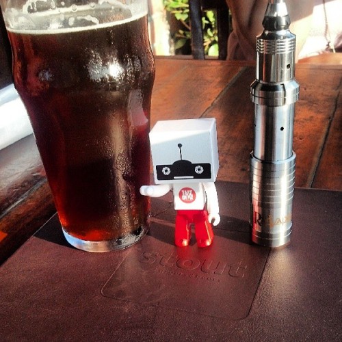 Blood Orange Amber #paleale #beerme #beeroclock @vapingroybot #vapesetupfortheday (at Stout Burgers 