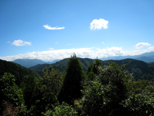 権現山（ごんげんやま、Mt.Gongen）標高565m、越前市（旧今立町）20110911権現山山頂からの眺望官行造林記念石鞍部の四阿