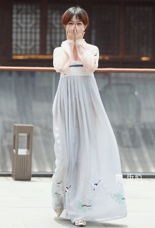 ziseviolet: Traditional Chinese Hanfu Street Fashion  Influenced by the hanfu revival movement,