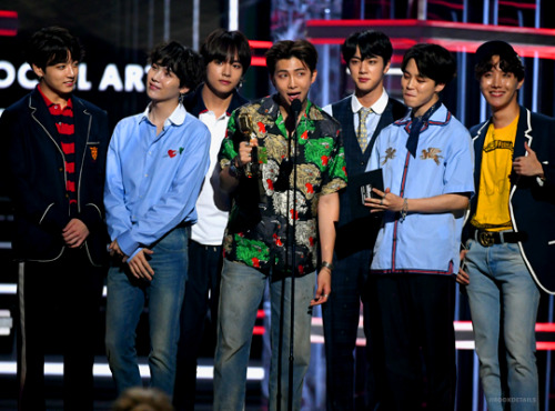 jikookdetails: BTS accepts an award onstage during the 2018 Billboard Music Awards at MGM Grand Gard