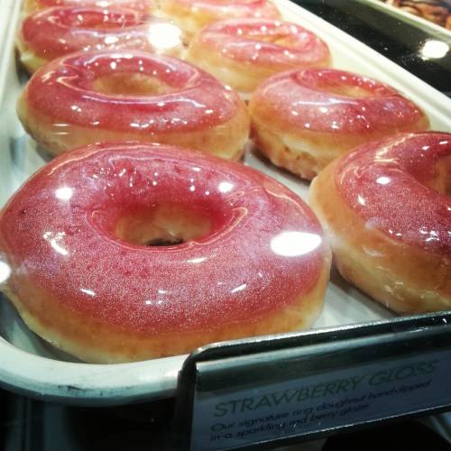 neaws:  littlealienproducts:  strawberry gloss donuts!  This is probably one of the most beautiful things ever 