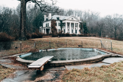 smileybeardman:  shitjimmyshoots:  Abandoned Plantation Estate  Virginia (2014) Jimmy O’Donnell  Ugh can I move in? 