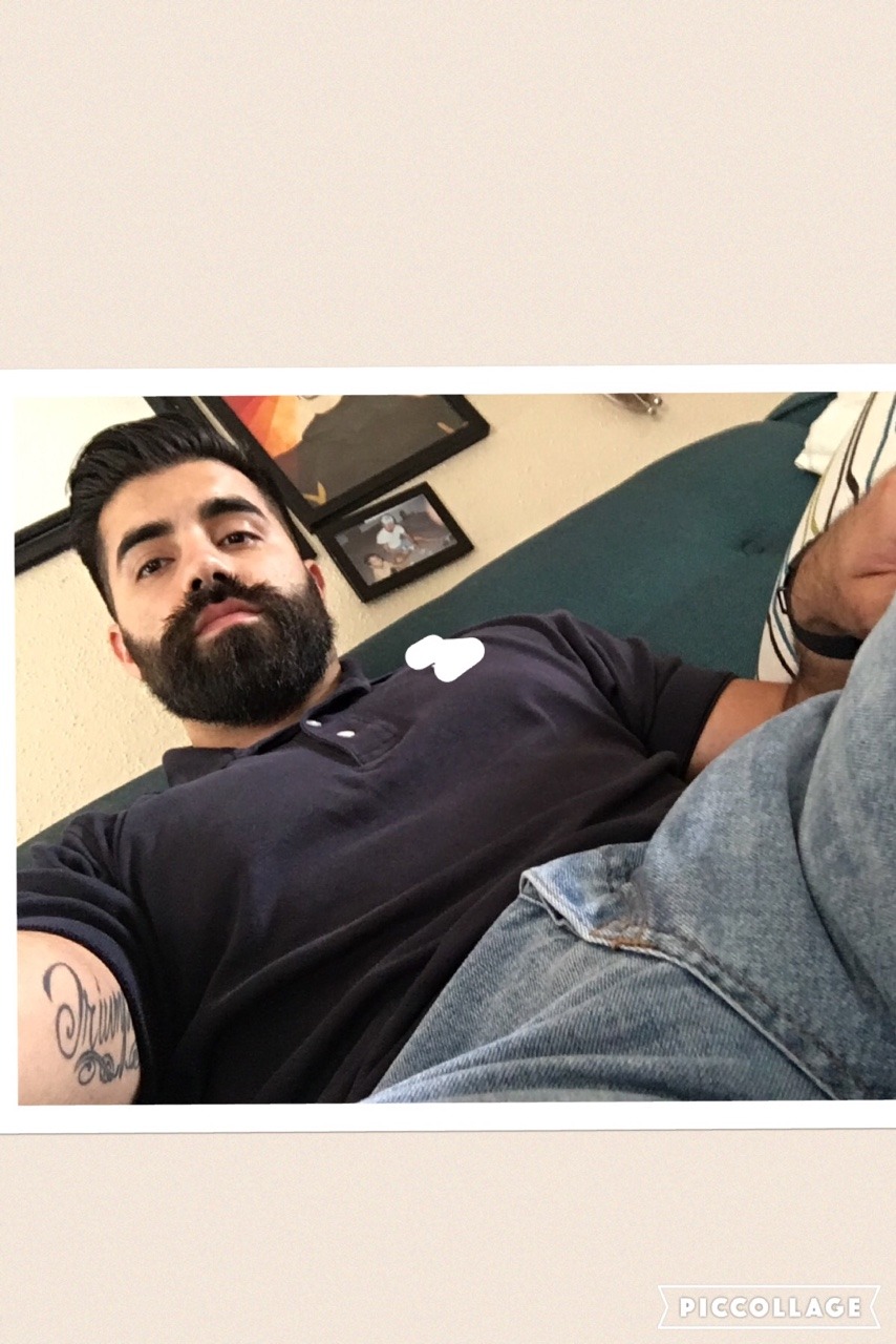 kitkitboom:  Bored before work 