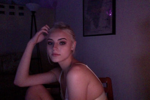 5yydney:  did my makeup and posed in a bra, what else is there to do on a tuesday night(someone buy me purple-y eyeshadow please.  it looks awesome with my eyes but mixing 15 different eye shadows to get purple is not something i want to do on a daily