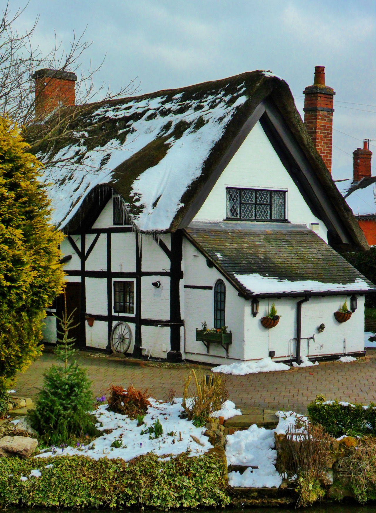 vwcampervan-aldridge:  Snow covered Thatched Cottage, Alrewas, Lichfield, England