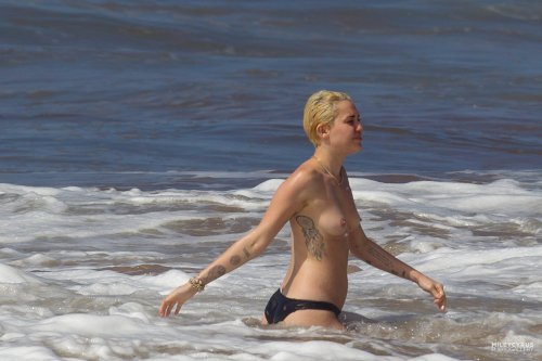 toplessbeachcelebs: Miley Cyrus (Singer) swimming topless in Hawaii (January 2015) - Part III Downlo