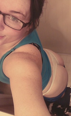 divine-minx:  Butt and glasses! I found my