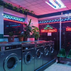 seanksii:  this laundromat is so ~aesthetic~