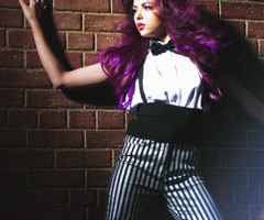 24puffitommo:  Oh..i don’t know…she’s always beautiful