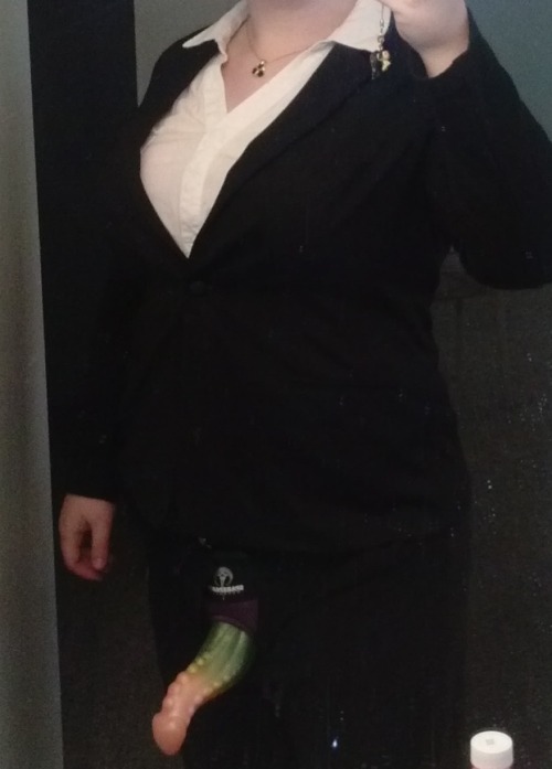 lovewomenwithstrapon:  octopusrainbows:  All ready for a business meeting! This is Mara, my M/3/SC/F swampwyrm. She has little speckles along the bottom half from where fragments were removed, but they appear to just be discoloration at this point so