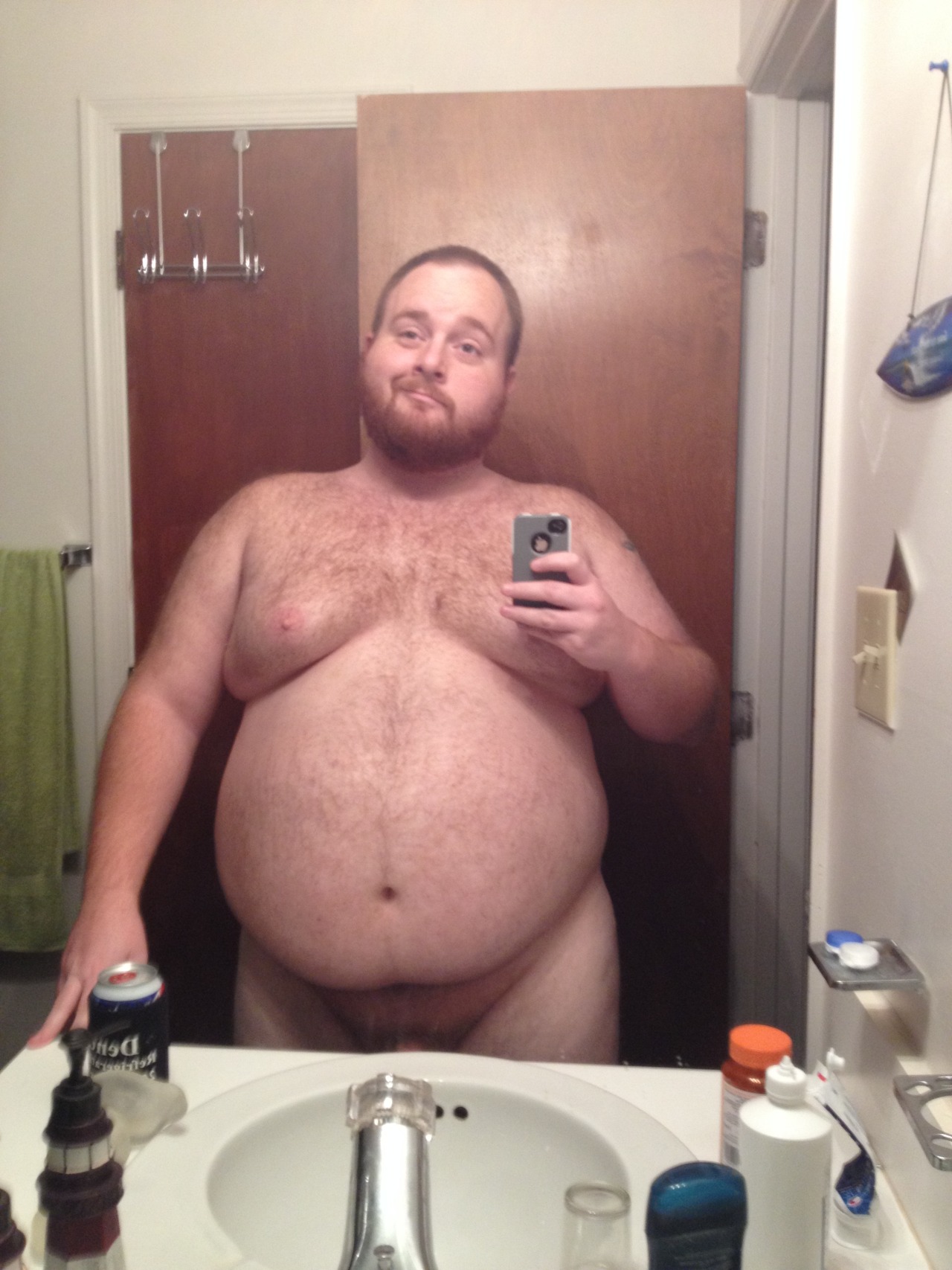 chubbyaddiction:  infamousmetz:  Tummy Tue-Wednesday!  Cute smile, fuzzy and curvy,