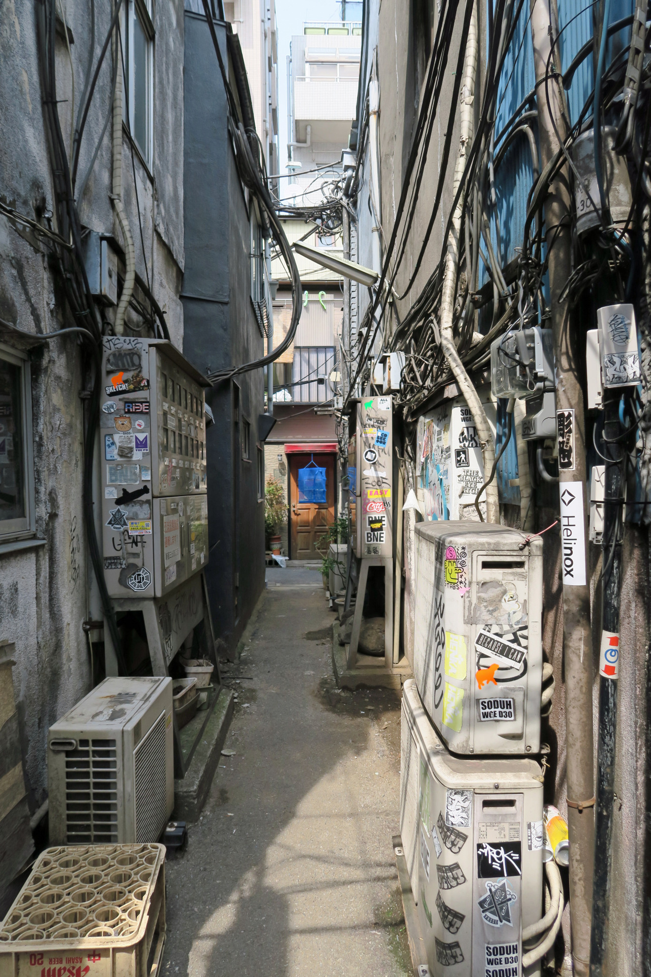 ninetail-fox:  an alley ,Shinjuku 
