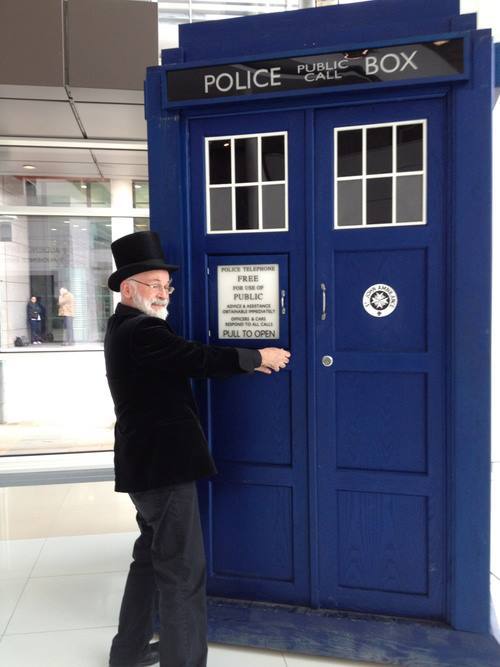 hatncane:Terry Pratchett and the Tardis! I just died and went to heaven.