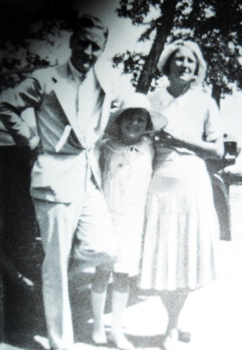 fyeahzeldafitzgerald:Scott, Scottie, and Zelda Fitzgerald in Annecy, France July 1931via