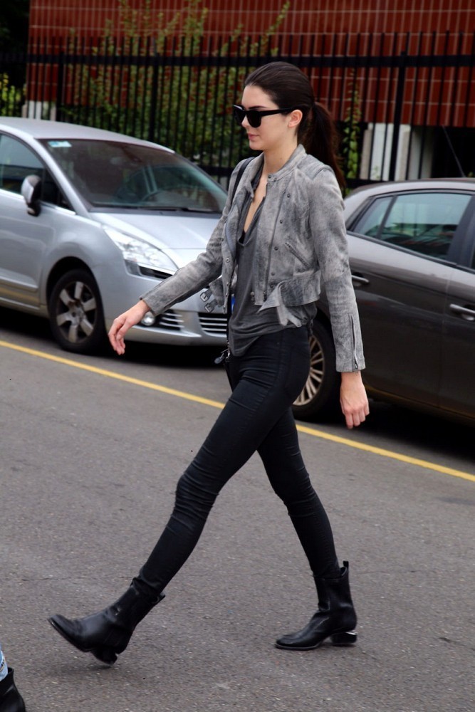 Kendall Jenner shows off her slim legs in skinny black jeans while out in Milan.