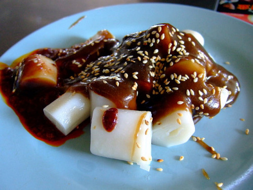 Chee Cheong Fan / rice noodle rolls topped with sweet sauce &amp; sesame seeds (by 水泳男)