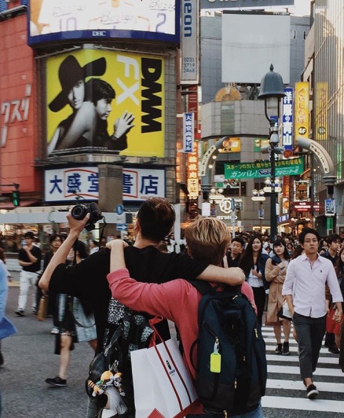 lxkekorns:lxkekorns: #julianandluketravel how cute is their friendship? x