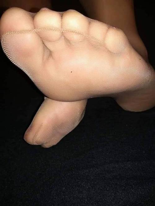 Shoot hot cum all over the nylon toes