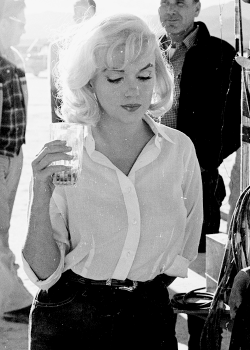 missmonroes:  Marilyn Monroe photographed