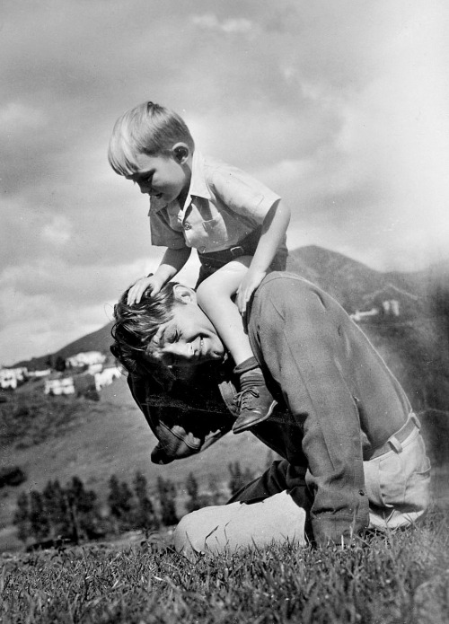 robert-mitchum:Robert Mitchum plays with his son Chris, c. 1940s.