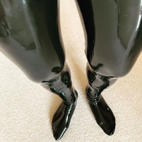 Legs day . . . #newgimp #waitingforgear #rubber #rubbergay #rubbermen #rubbergimp #rubberdrone #gasm