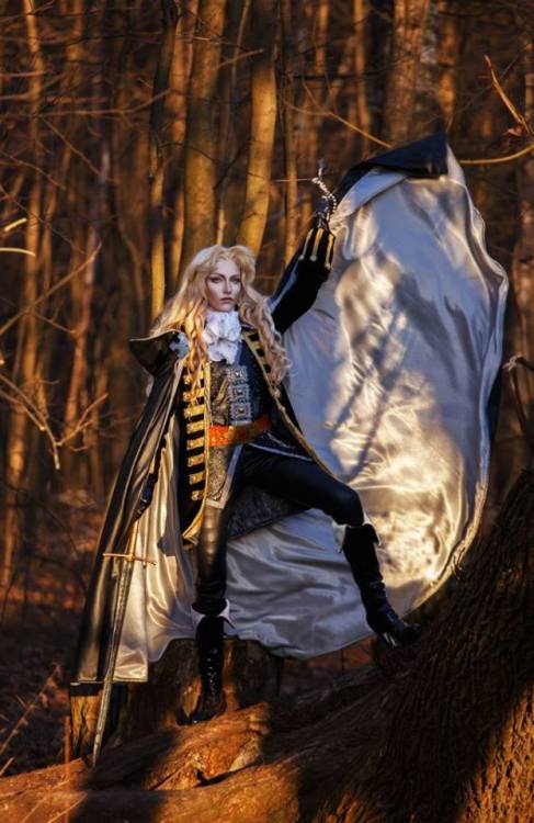 gamers-de-culto: Hoy, en el #Cosplay De La Semana: Mary Rihter interpretando a Alucard del videojueg