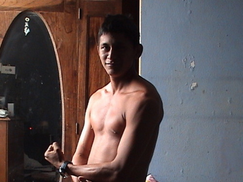peruchosexyhot:  Ricardo. 24 años. Versátil de Lima 