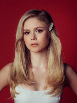 flawlessbeautyqueens:  Erin Moriarty photographed