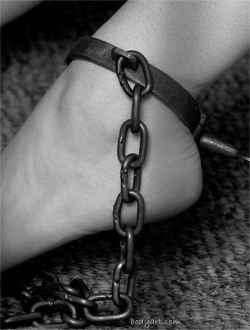 kinkyroom:  Chains 002 by Bodyartist