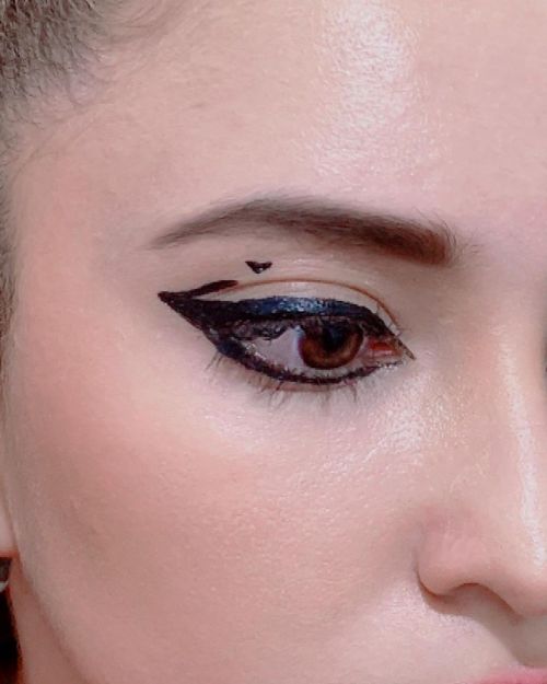 #trend #eyeliner #blackhearthttps://www.instagram.com/p/CaQonJmLhIo/?utm_medium=tumblr