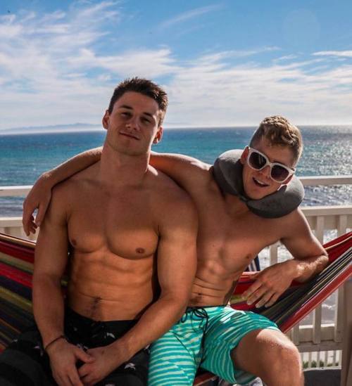 athleticbrutality: studposse:varsity jockbro and his JV protogee the best friendships are super toxi