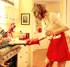  Talyor Swift baking her fans cookies. 