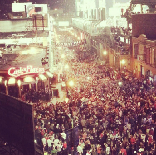 fuckyeahmassachusetts:  buzzfeedsports:  Boston celebrating the world series  Fuck yes y’all