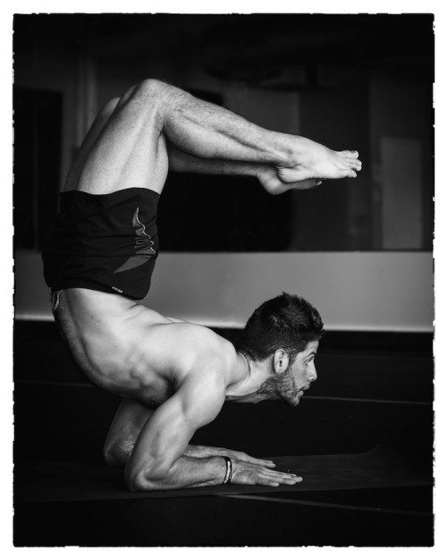 yogifolies:  mymodernmet: - Peace, elegance and grace meet strength, power and control in these portraits of male yoga practitioners, captured by Los Angeles-based photographer Amy Goalen. Read our exclusive interview with the photographer on My Modern