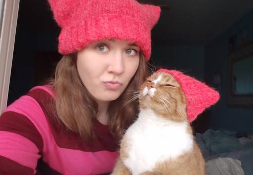 everythingfox:“My friend knitted hats (with ears) for her and her cat and it’s everything”(Source) T