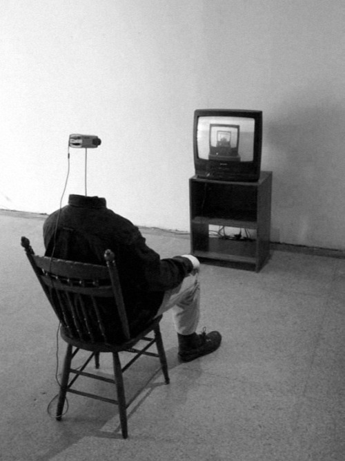 miss-catastrofes-naturales:  Andy Vible WatchingTelevision 