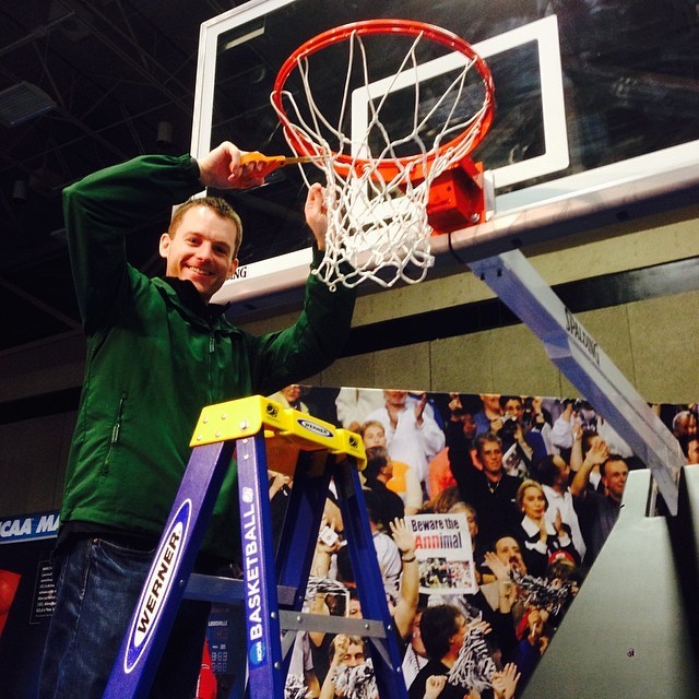 Cutting down the nets at Bracket Town, USA. #finalfour #brackettown #capitalone (at Capital One Final Four Bracket Town)