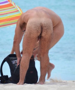 yfrontsandback:  Oh I do love to be beside the seaside……….
