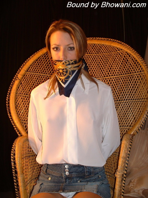 graybandanna:  Love this triangle scarf gag