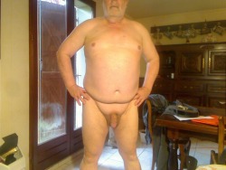 Je suis un homme de 62 ans, exhibitionniste,