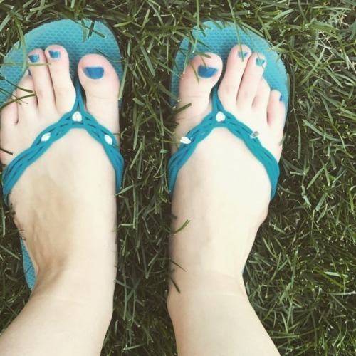 Flip flops with pretty toes, enjoying some Michigan weather!#tallgirlsdoitbetter #archqueen #bigfe