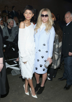 urltwink:  daily—celebs:  2/14/15 - Zendaya Coleman + Kesha at the Christian Siriano Fall 2015 Fashion Show in NYC. 