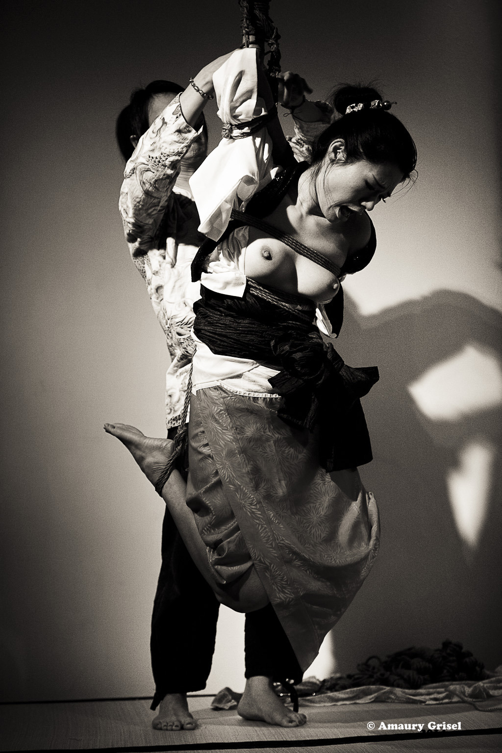 amaury-grisel-shibari:  Nawashi Kanna performing with Kagu Ra at “la place des