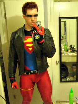 gaygeeksandthings:  Hot superboy cosplay