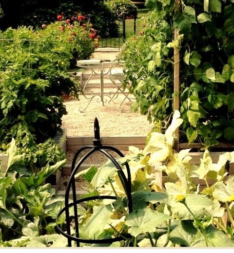 Landscape Vegetable GardenInspiration For A Mid-sized Full Sun Hillside Gravel Landscaping.