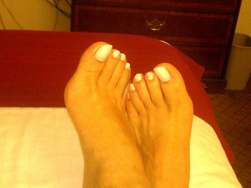 rate-my-feet: pqek: Do you like’em? Pqek her bare feet look awesome in this 