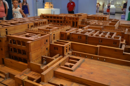 greek-museums:Archaeological Museum of Heraklion:A modern scale model of the palace of Knossos made 