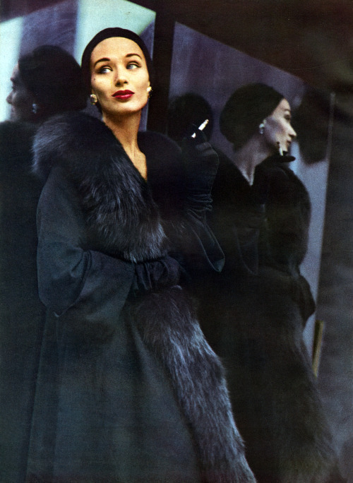 Harper’s Bazaar October 1950, photo by Karen Radkai